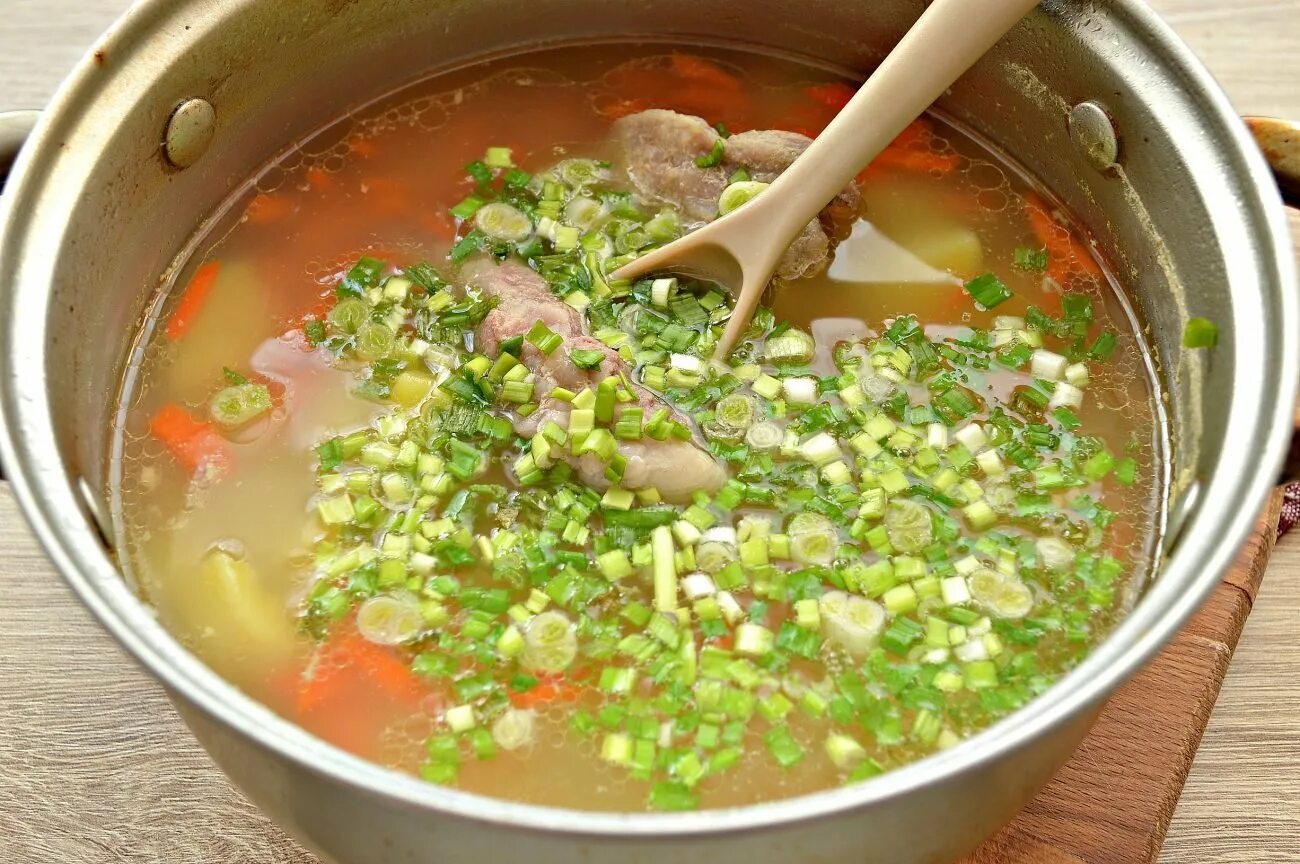Суп с пшеном на свином бульоне. Суп со свининой. вкусный суп на свином бульоне. картофельный суп со свининой. вкусный суп из свиных ребрышек.