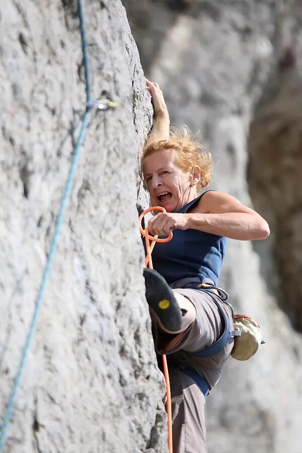 Лыжник. Гора хуашань тропа. Спуск покажи. Спуск покажи. Скалолаз альпинист.