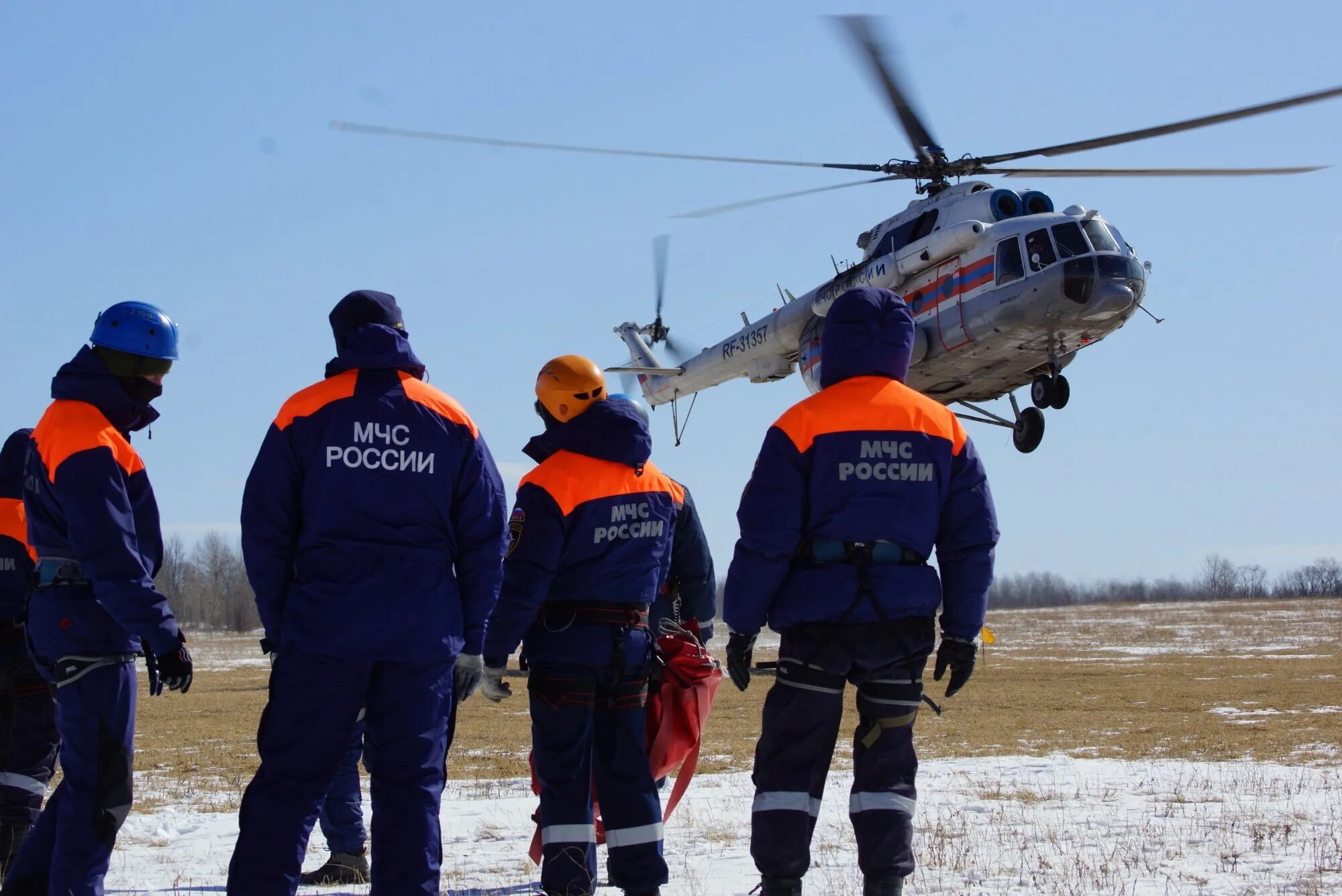 Поисково-спасательная служба мчс россии. Мчс рф спасатель. Работник мчс. Спасатель мтс. Мчс поисково спасательная служба.