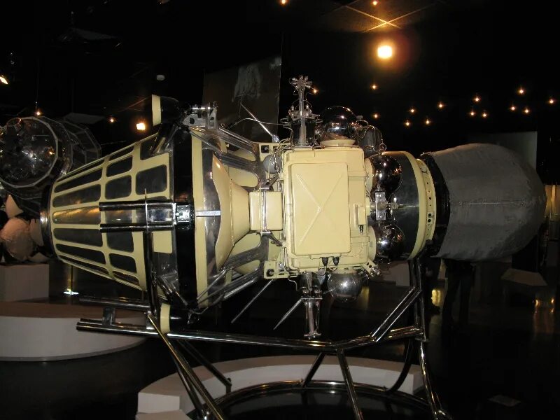 Луна-9 автоматическая межпланетная станция. Луна 9 музей космонавтики. Луна 1 космический аппарат макет. Луна 10 станция в музее космонавтики.