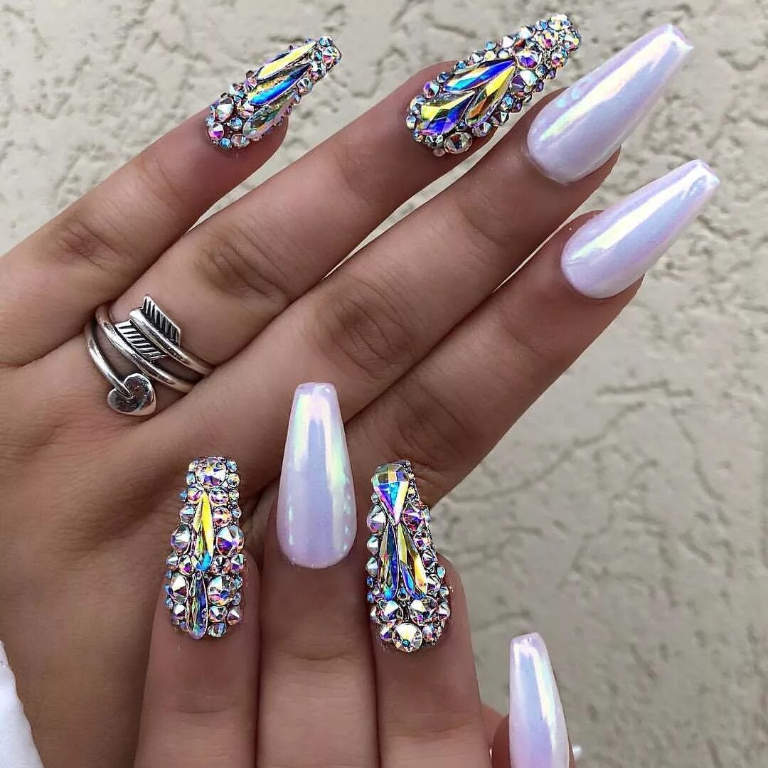 Ногти с камушками. Жемчужная втирка миндаль 2022. Жемчужная втирка 2022. Втирка со стразами. Маникюр со стразами 2022.