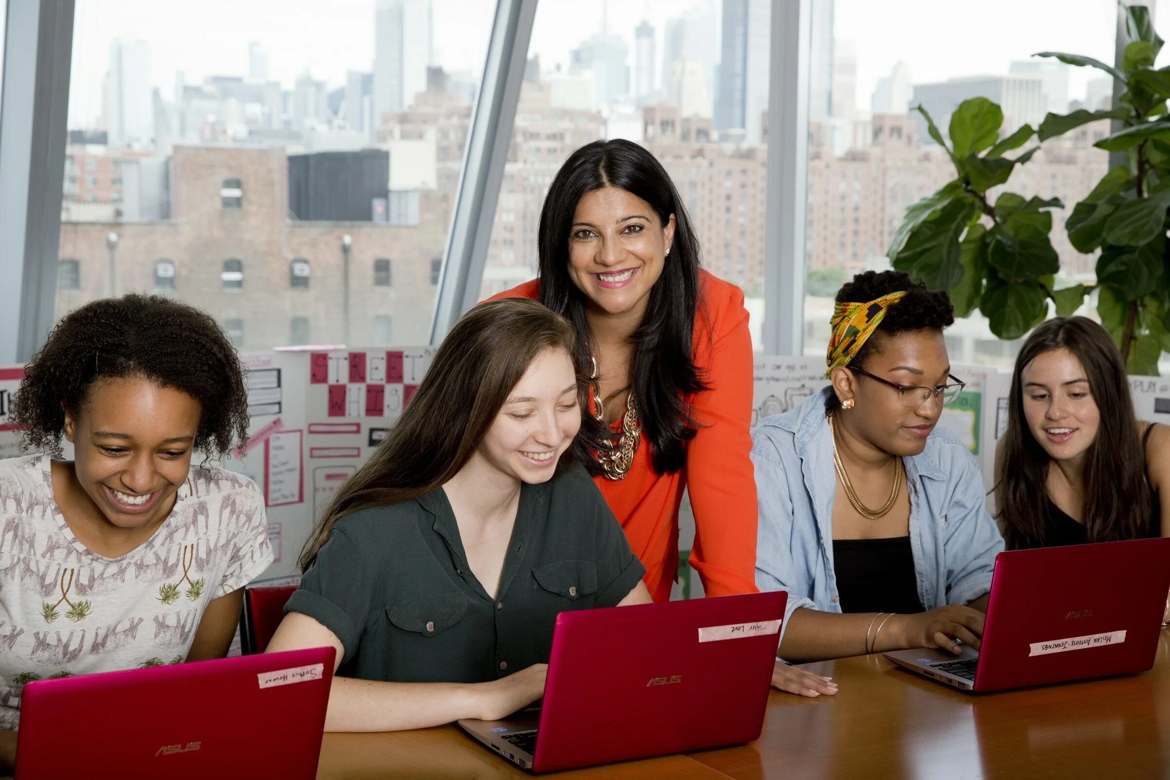 Решма Сауджани. Карьера женщины негра. Girls who code. Много жен на английском.