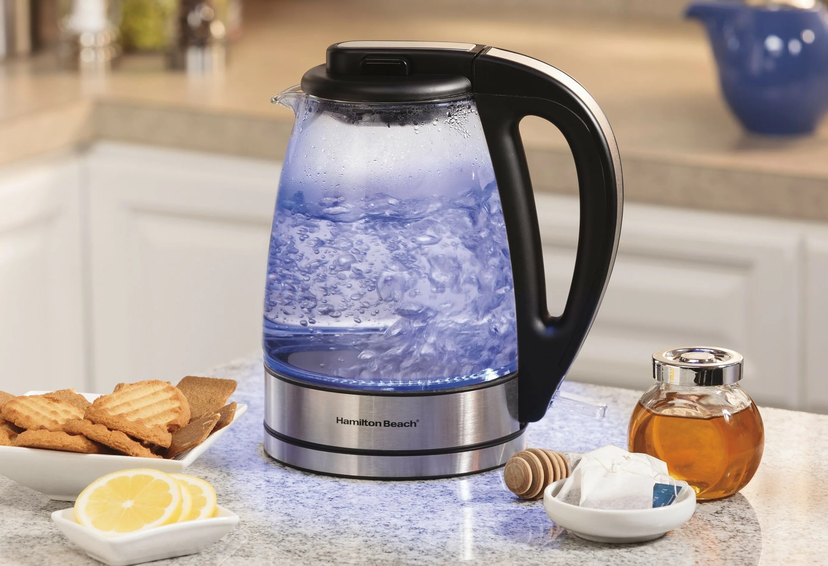 Электрический чайник кипит. Чайник электрический Sonifer SF-2064. Alizz чайник электрический. Чайник Raf 2,7 Electric kettle. Чайник на кухне.