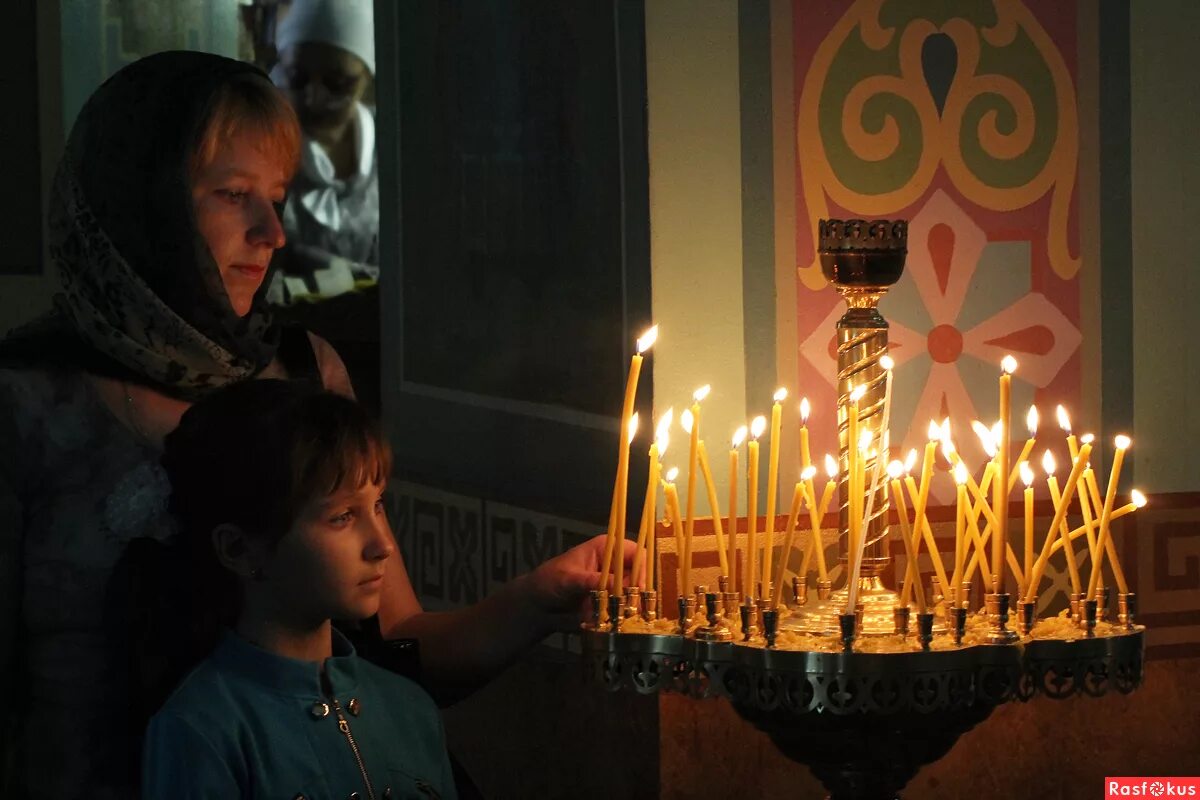 Свечи в храме. Пасха в храме свечи. Пасхальные свечи в храме. Зажигая свечи в церкви.