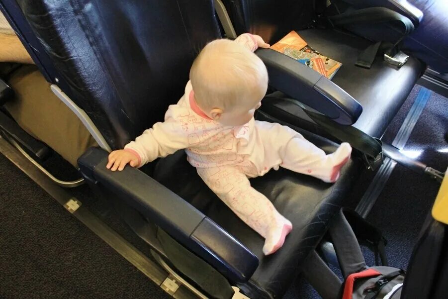 Самолет для малышей. Детское автокресло в самолет. Грудничок в самолете. Перевозка несопровождаемых детей.