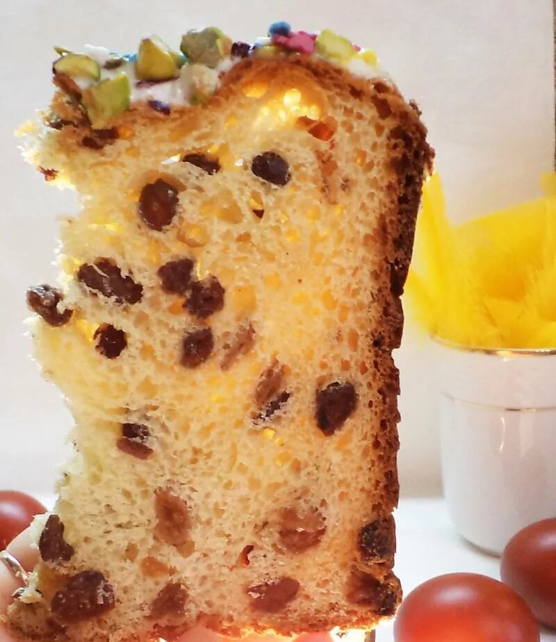 Кулич с изюмом пошаговый рецепт. Кулич с миндалем. Кулич с изюмом пошаговый рецепт. Пасхальный кулич с изюмом. Зачем в кулич добавляют изюм.