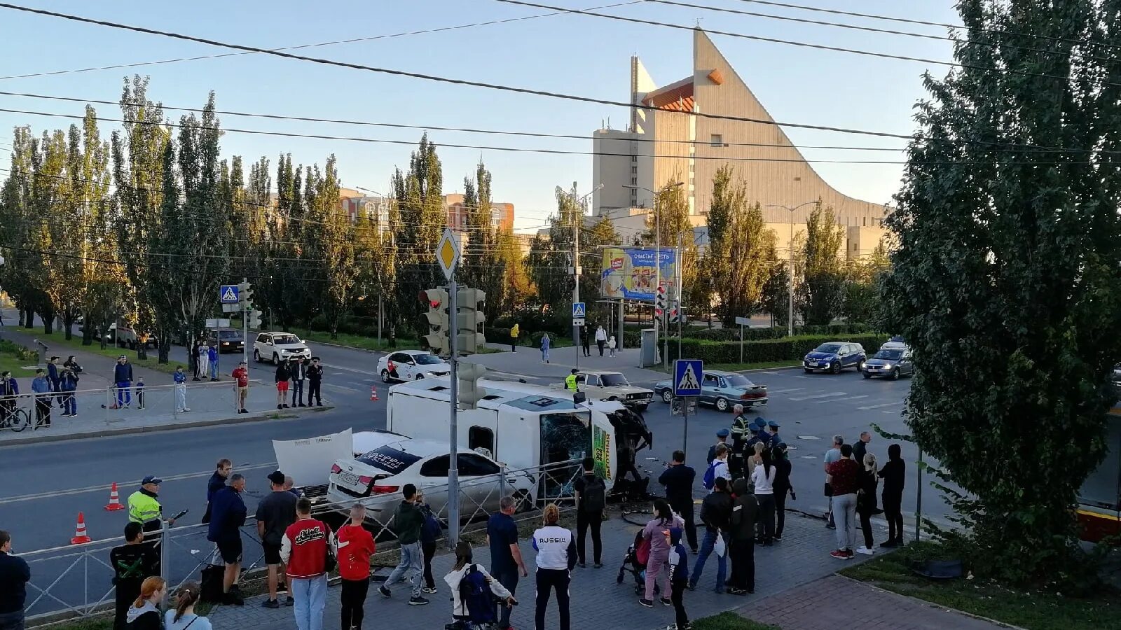 Главная площадь Омска. Улицы пересекающие 10 лет октября в Омске. Театральная площадь Курск 2022. По г 27 августа