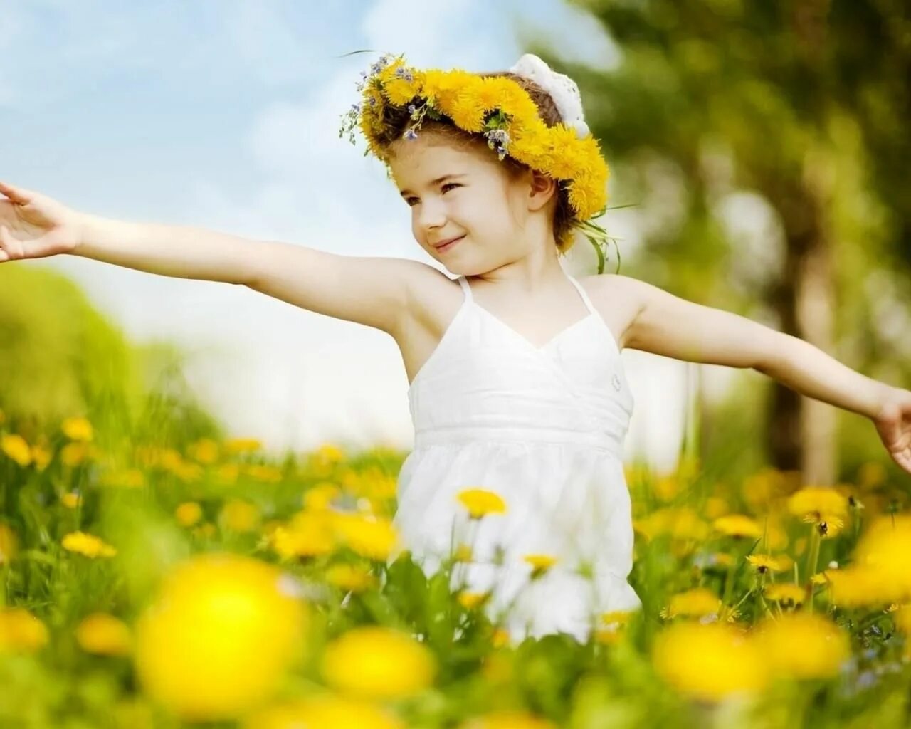 Наташа Санду. Счастливый ребенок. Радостные дети. Девочка с цветами.