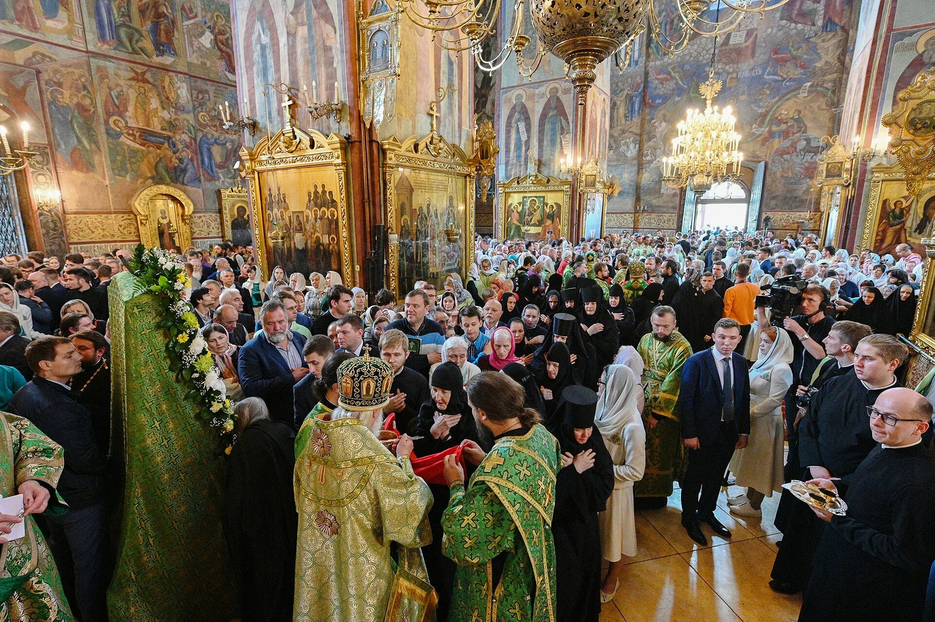 Богослужения в св. Свято-Троицкая Сергиева Лавра литургия. Богослужение Троице Сергиева Лавра. Мощи преподобного Сергия Радонежского в Лавре.