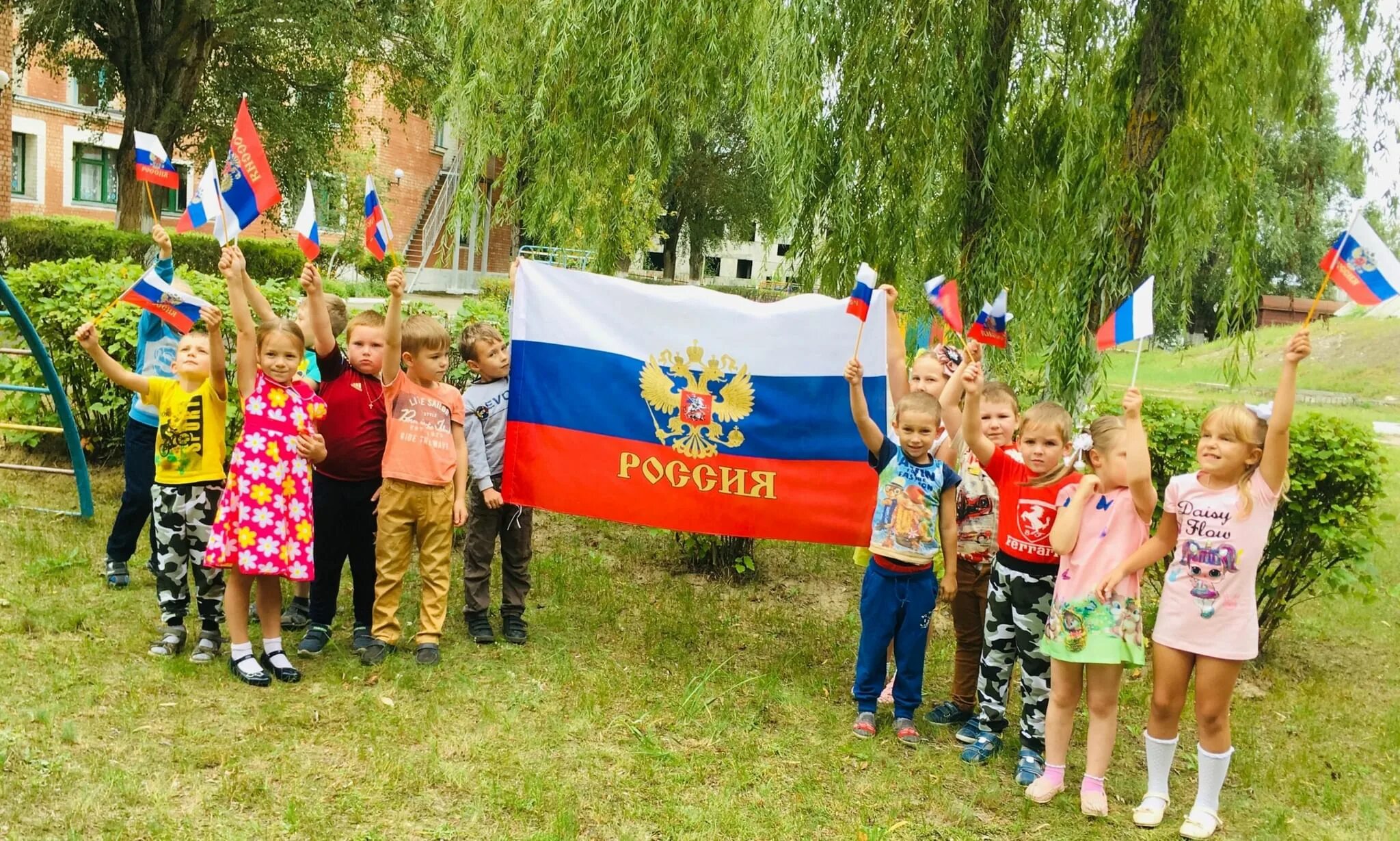 Россия для детей. День России для детей. Флаг для детей. Флажки для детей. Вместе детям рф