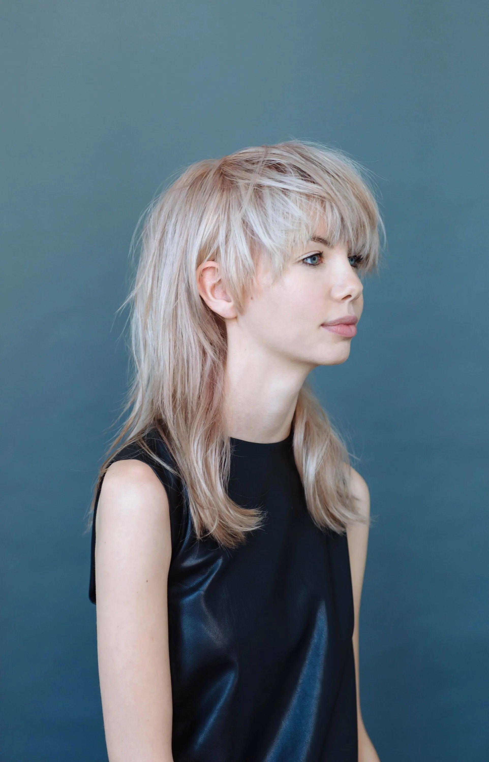 Маллет wolfcut. Стрижка маллет гаврош. Стрижка mallet женская 2022. Маллет 2021. Маллет женский длинный.