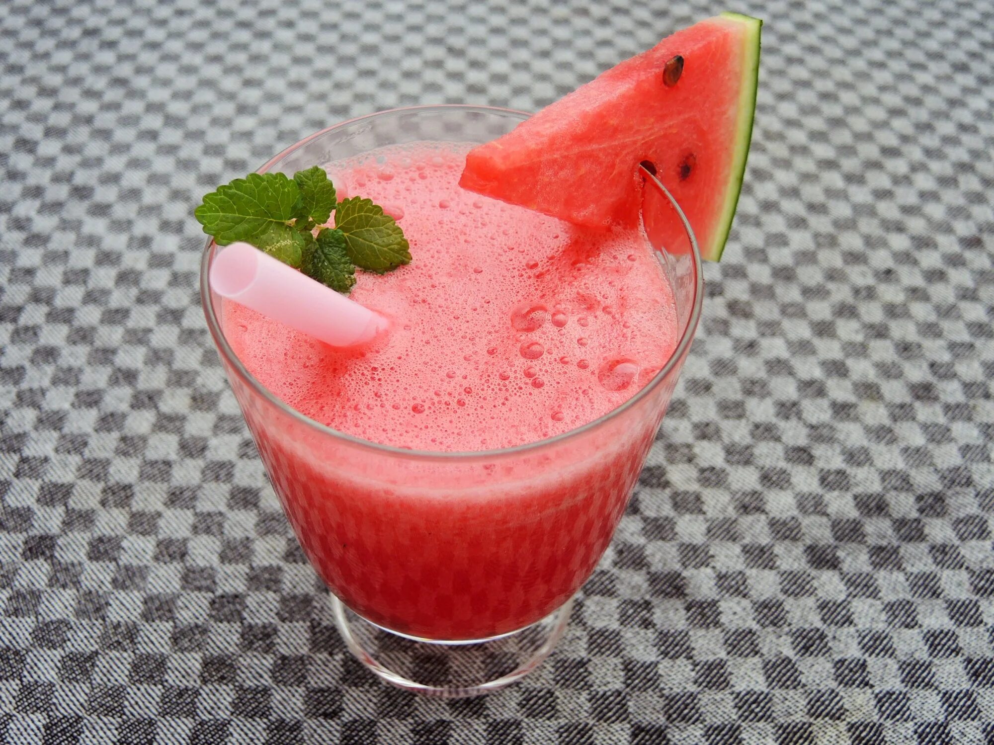 Милкшейк с арбузом. Watermelon shake. Коктейль из арбуза и молока. Арбузный фреш. Арбузный коктейль из молока.