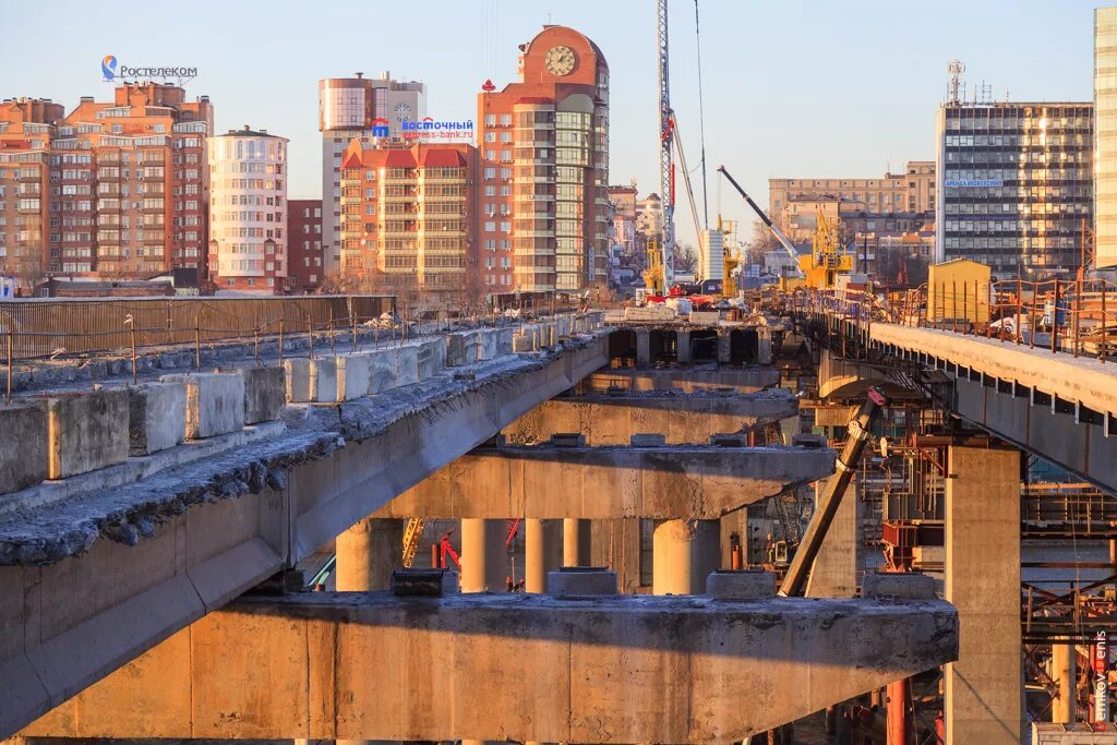 Деревянный мост с крышей. Мкд мост. Мост над домами. Салтыковский мост в москве. Мост у дома.