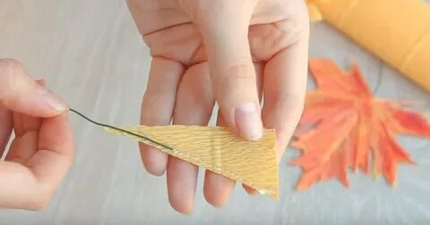 Осенние листья из гофрированной бумаги