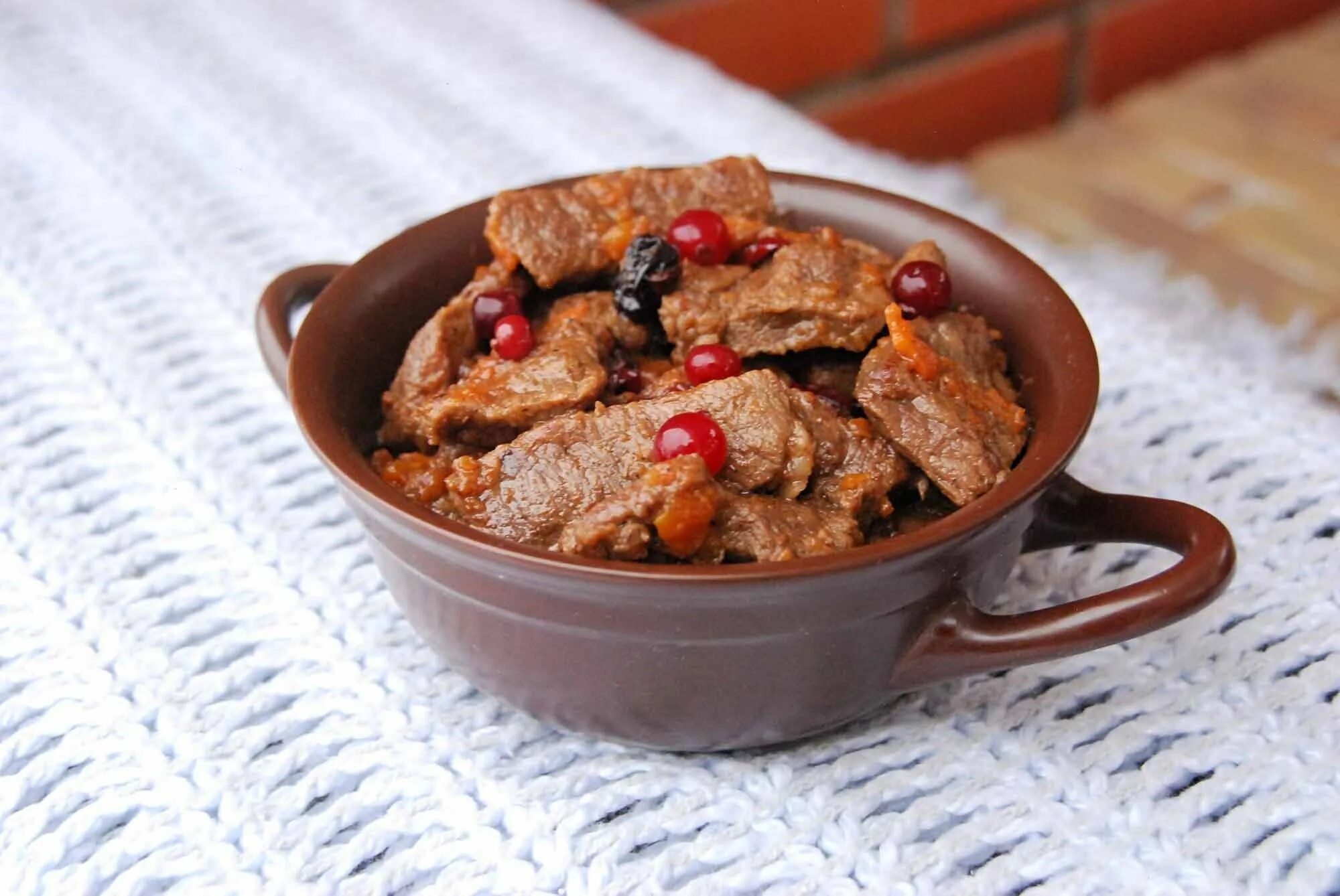 Тушеное мясо. Вкусная тушеная говядина рецепт. Жаркое из говядины с овощами. Гуляш геншин. Свинина паприкаш.