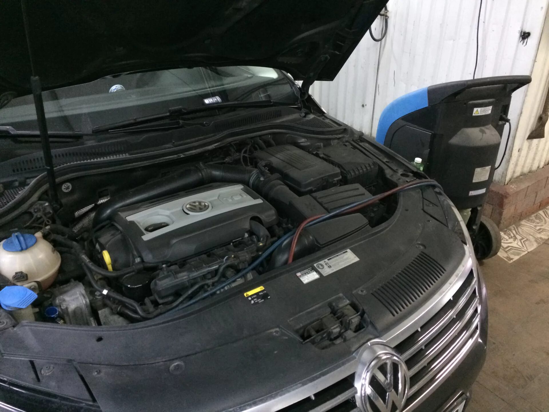 Количество фреона приора. Табличка хладагента vw. Норма фреона форд фьюжн. Пассат б5 1. Сколько фреона в кондиционер фольксваген.