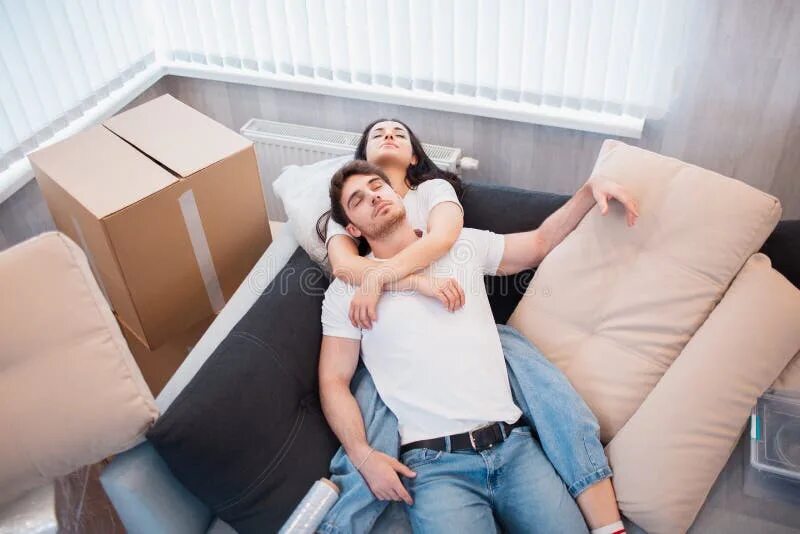 Девушка переезжает к парню. На диване семья квартира переезд. Как женщина переезжает к мужчине.