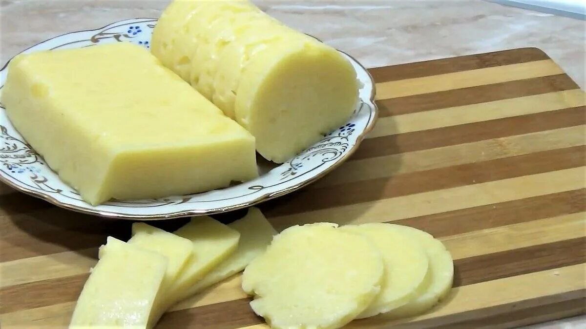 Простой рецепт сырков. Домашний твердый сыр. Твердый сыр в домашних условий. Домашний сыр из молока. Домашний сыр в домашних условиях.