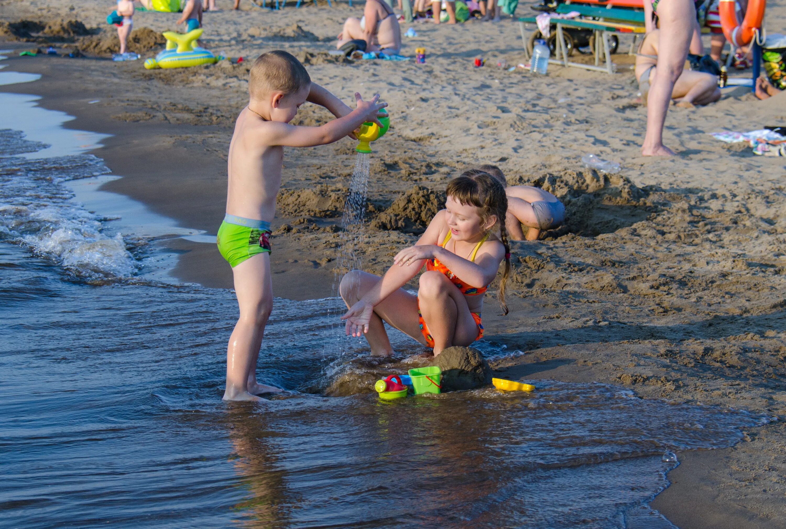 Какой купается на пляже. Купание в море. Детишки на пляже. Детский пляж на реке. Малыш на пляже.