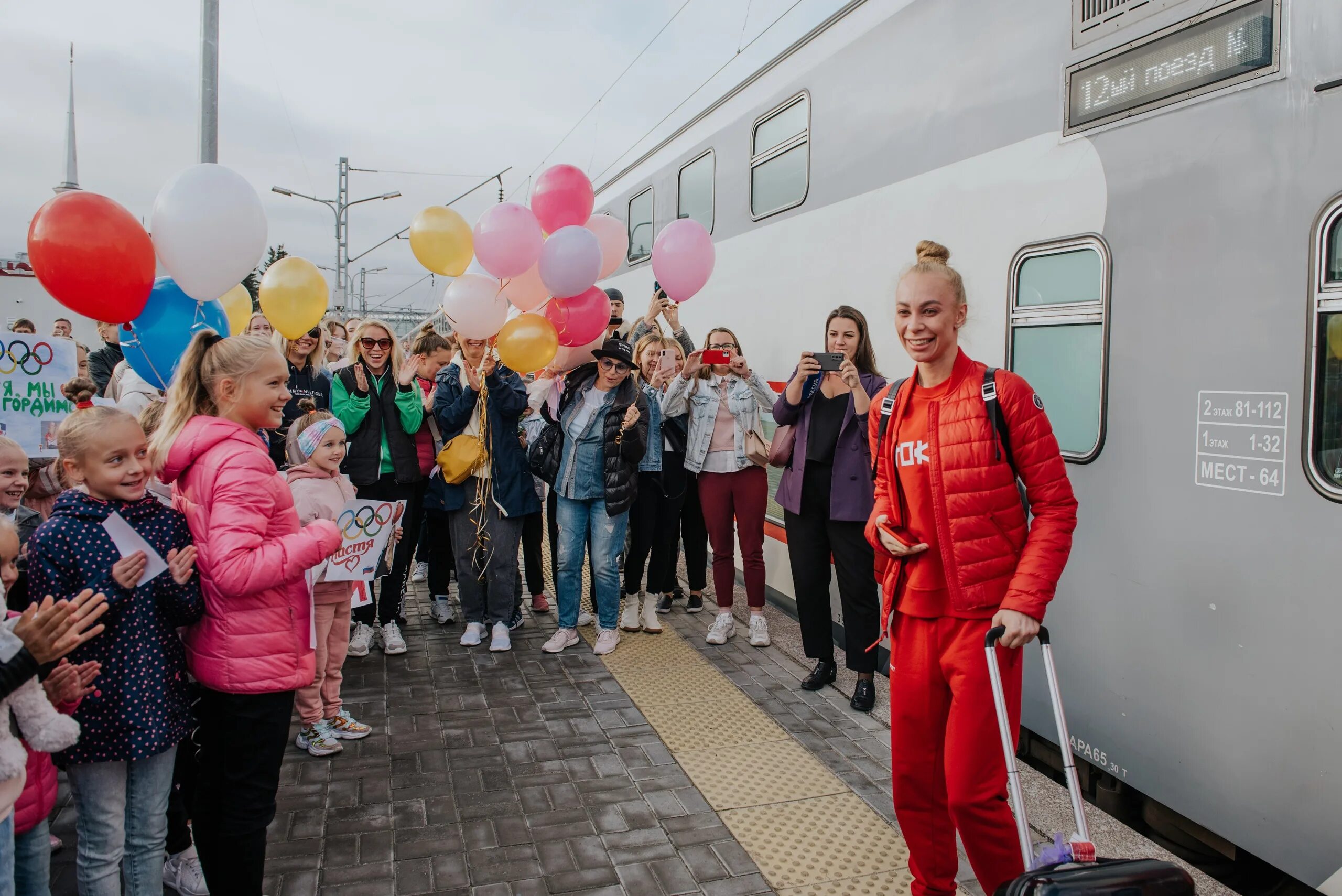 Дейли ком новости. Встреча спортсменов на вокзале. Губерния Дейли Петрозаводск. Кто приезжает в Петрозаводск. +Тренировочный сбор Анастасии Максимовой Петрозаводск.