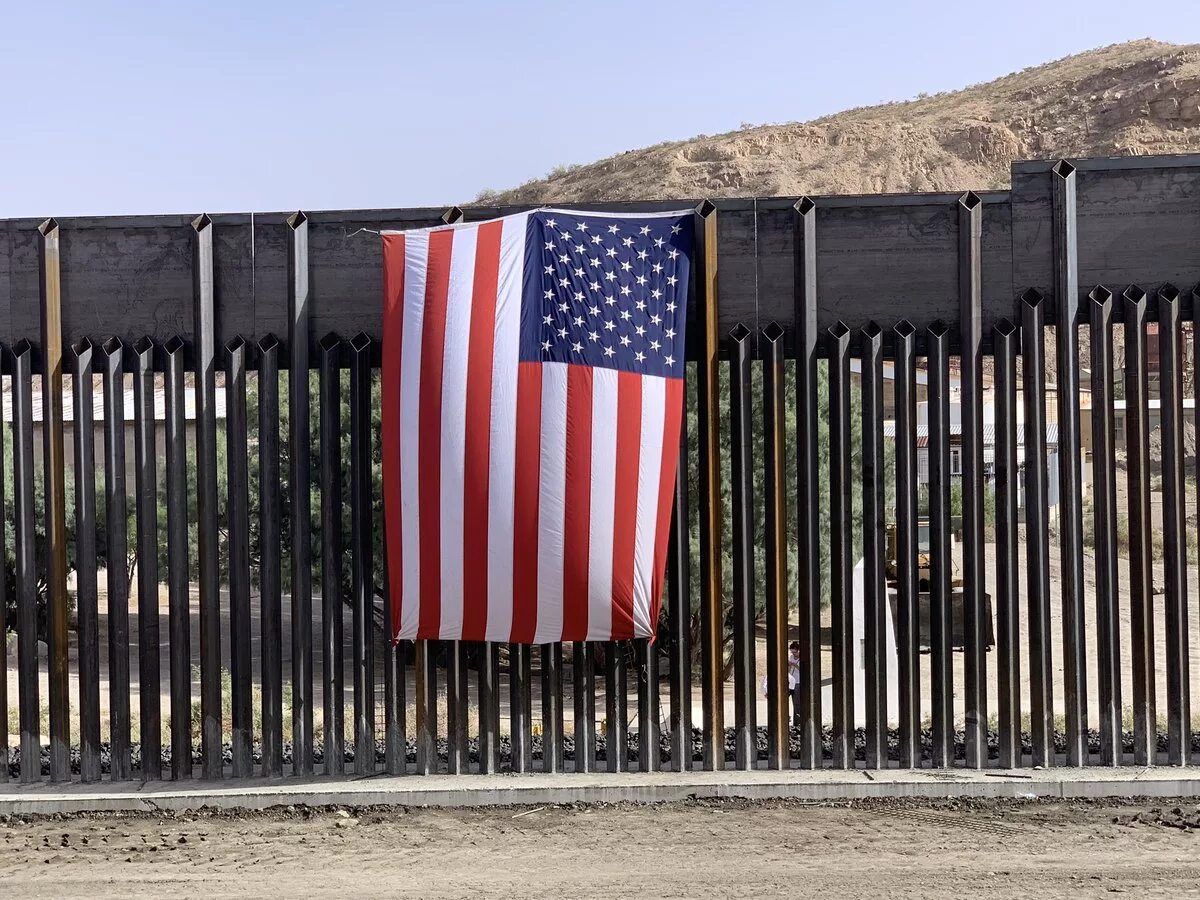 на границе между сша. пограничный пункт сша мексика. бордер на границе мексики и сша. граница мексики и сша. стена между мексикой и сша 2020.