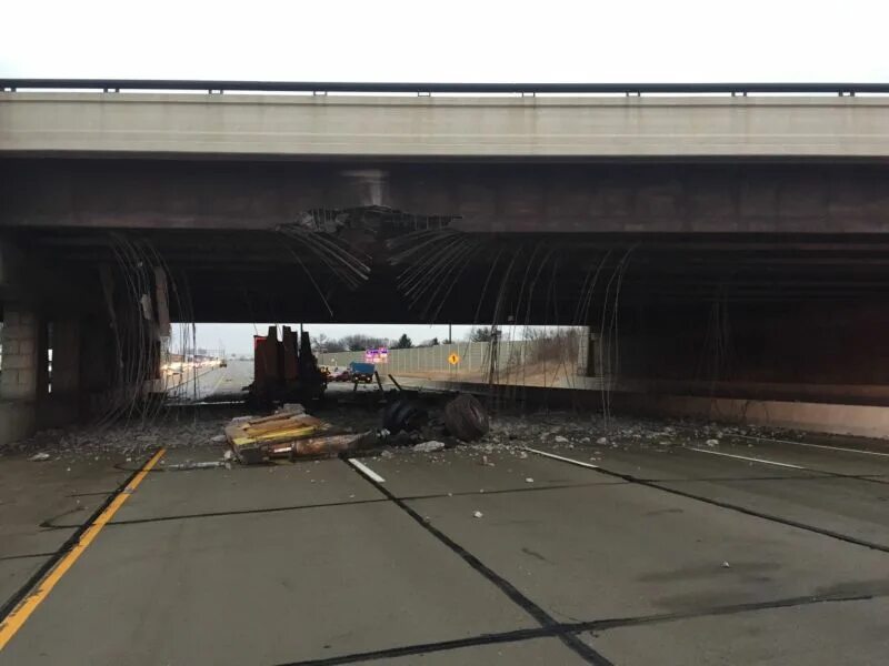 Авария с мостом в сша. Мост грузовика. Путепровод упал. ДТП фура под американскими мостами.