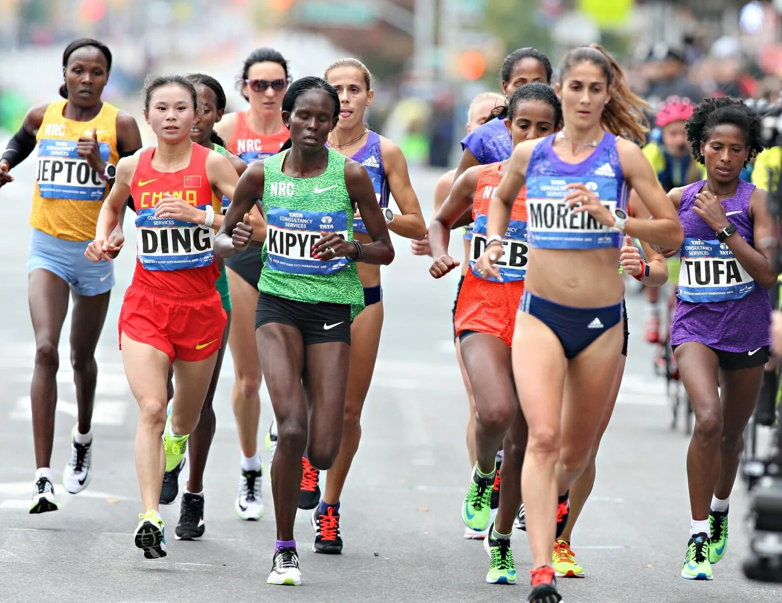Легкая атлетика марафонский бег. Спортивный марафон. Бегун марафон. Московский марафон 42 км 2021. Путь марафонца.
