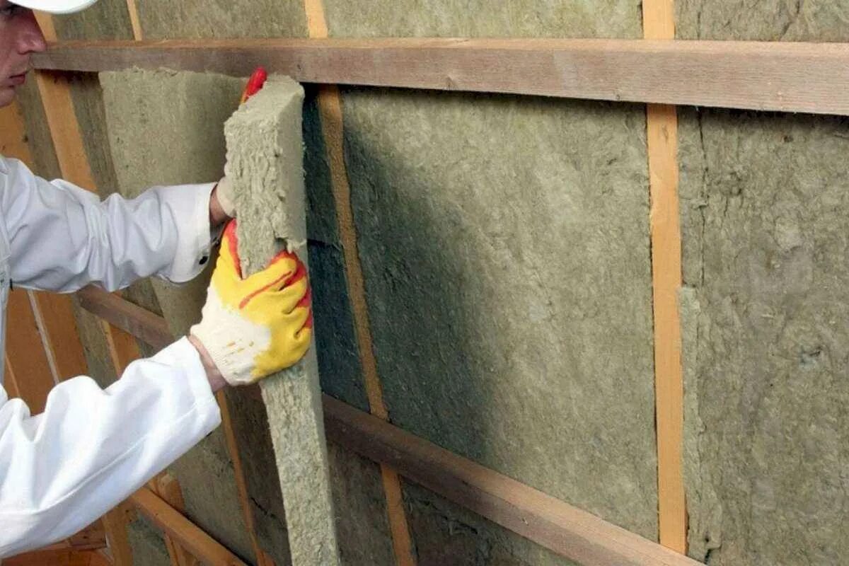 Установка установка утепления. Обрешётка под утеплитель для стен. Схема утепления стен снаружи деревянного дома. Технониколь тепофол. Установка установка утепления.