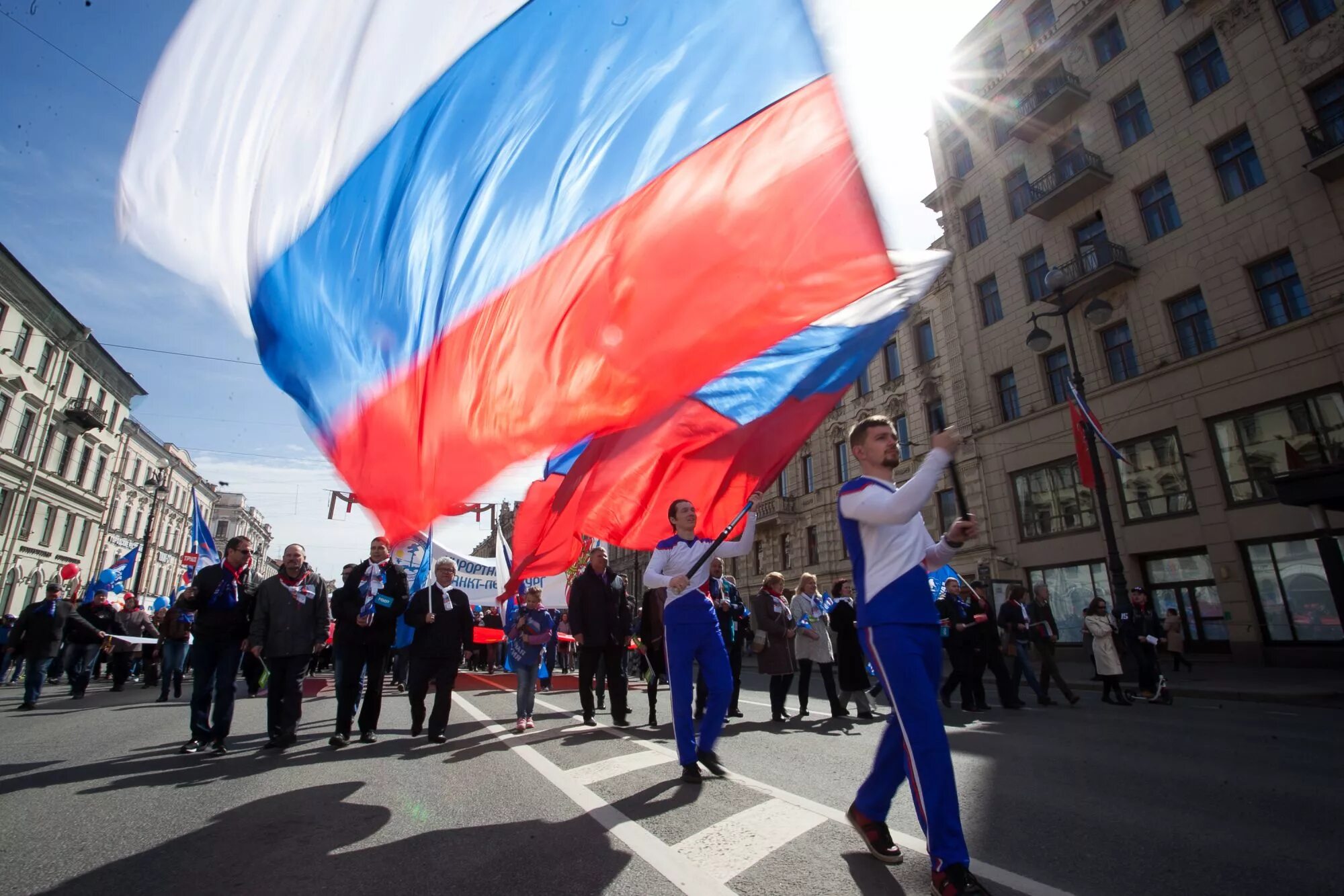 Флаги россии в спб. Флаги в Питере 12 июня. День России празднование. Российский Триколор. Красивый российский флаг.