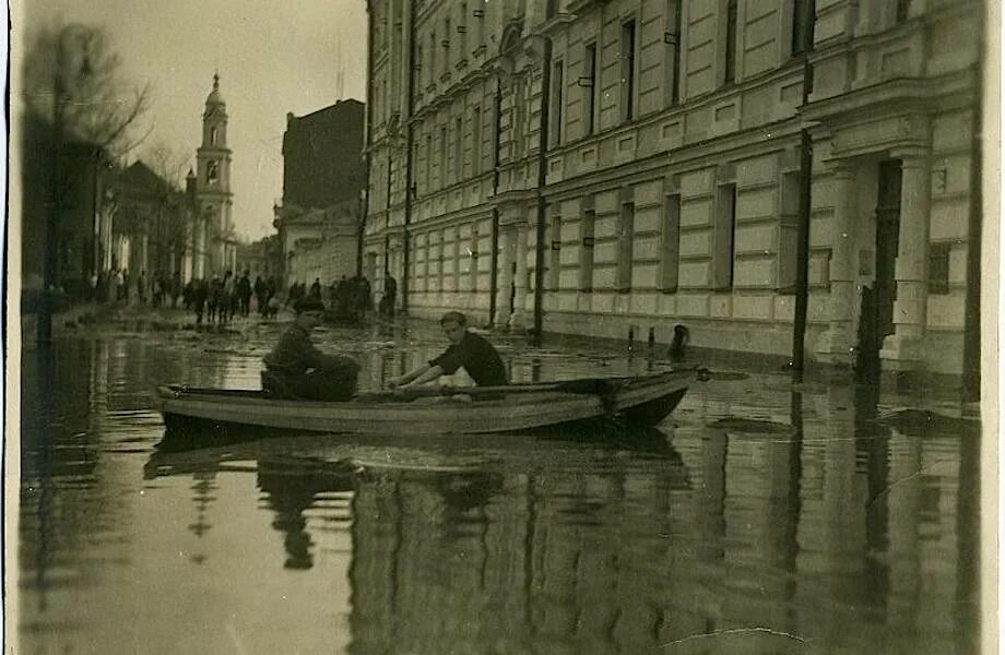 1908 год в истории. Наводнение в москве 1908. наводнение в москве 1908 года. половодье 1908 года в москве. наводнение 1908 года в москве пятницкая улица.