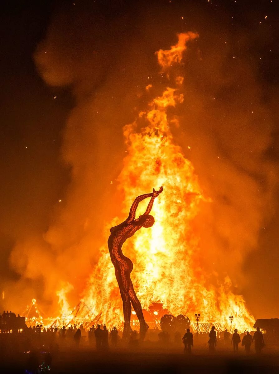 Сон сжечь человека. Burning man горящий человек. Фестиваль Burning man статуи. Огненный фестиваль Burning man. Сожжение скульптур Бернинг Мэн.