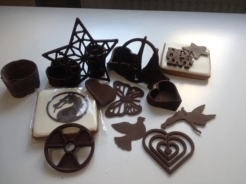 3d принтер chocola3d. Украшения из шоколада. Украшение шоколадом. Шоколадные фигурки для торта.