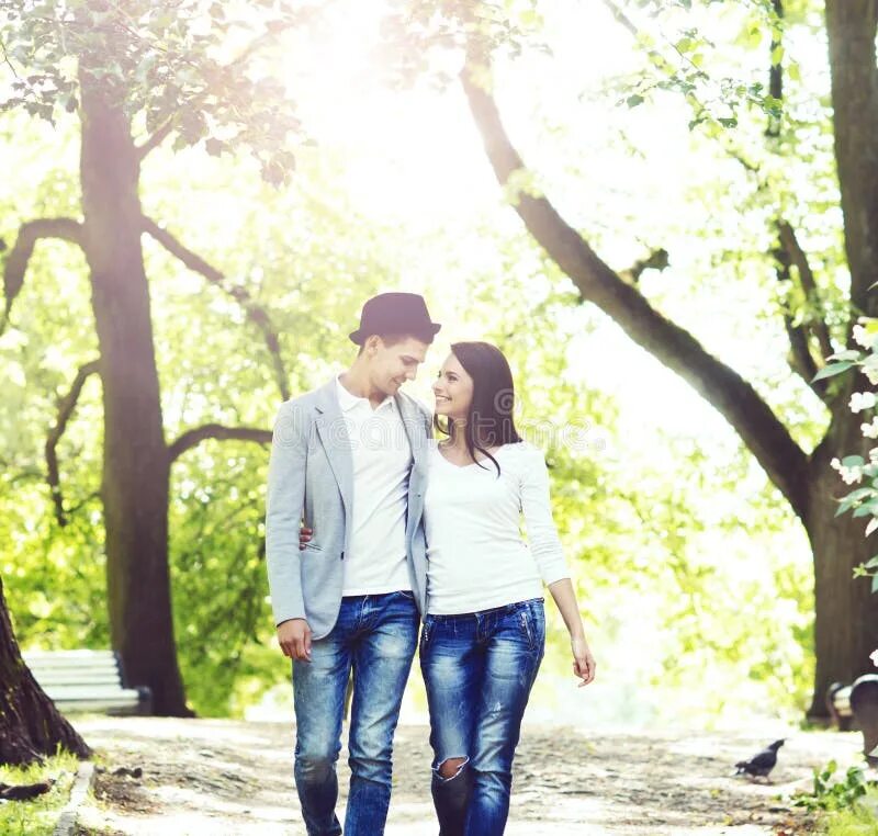 A date in the park. Park dating. Date in the park. Park dating. Пара в парке фото.