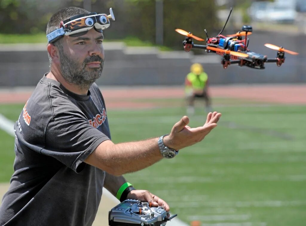 Дронрейсинг гонка дронов. Гоночный fpv дрон. Фпв дронов. Гоночный дрон. Соревнования drone racing.