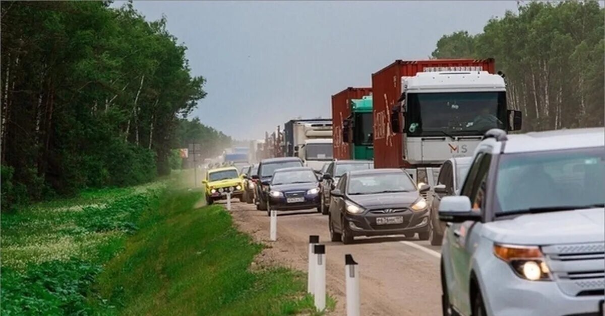 Езда по обочине штраф. Езда по обочине на трассе. Объезжает пробку по обочине. Объезжает пробку по обочине. Езда по обочине штраф 2022.