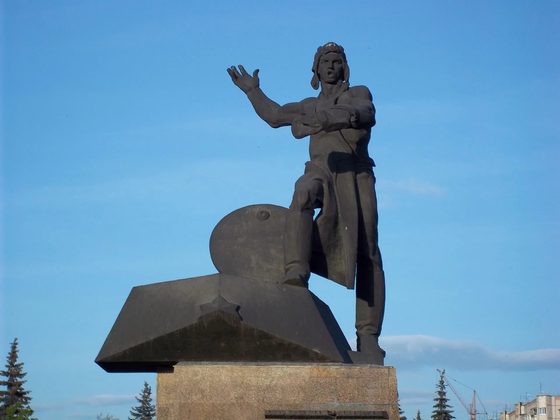 Памятники челябинска. Памятник танкистам добровольцам в Челябинске. Памятник танкисту в Челябинске. Памятник героям танкистам Челябинск. Памятник трудовой доблести Челябинск.