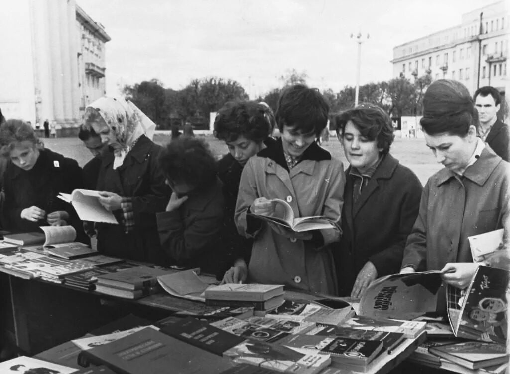 Произведения 70 годов. СССР 1960-Е. Чтение в Советском Союзе. Советские люди. Культура 1960.