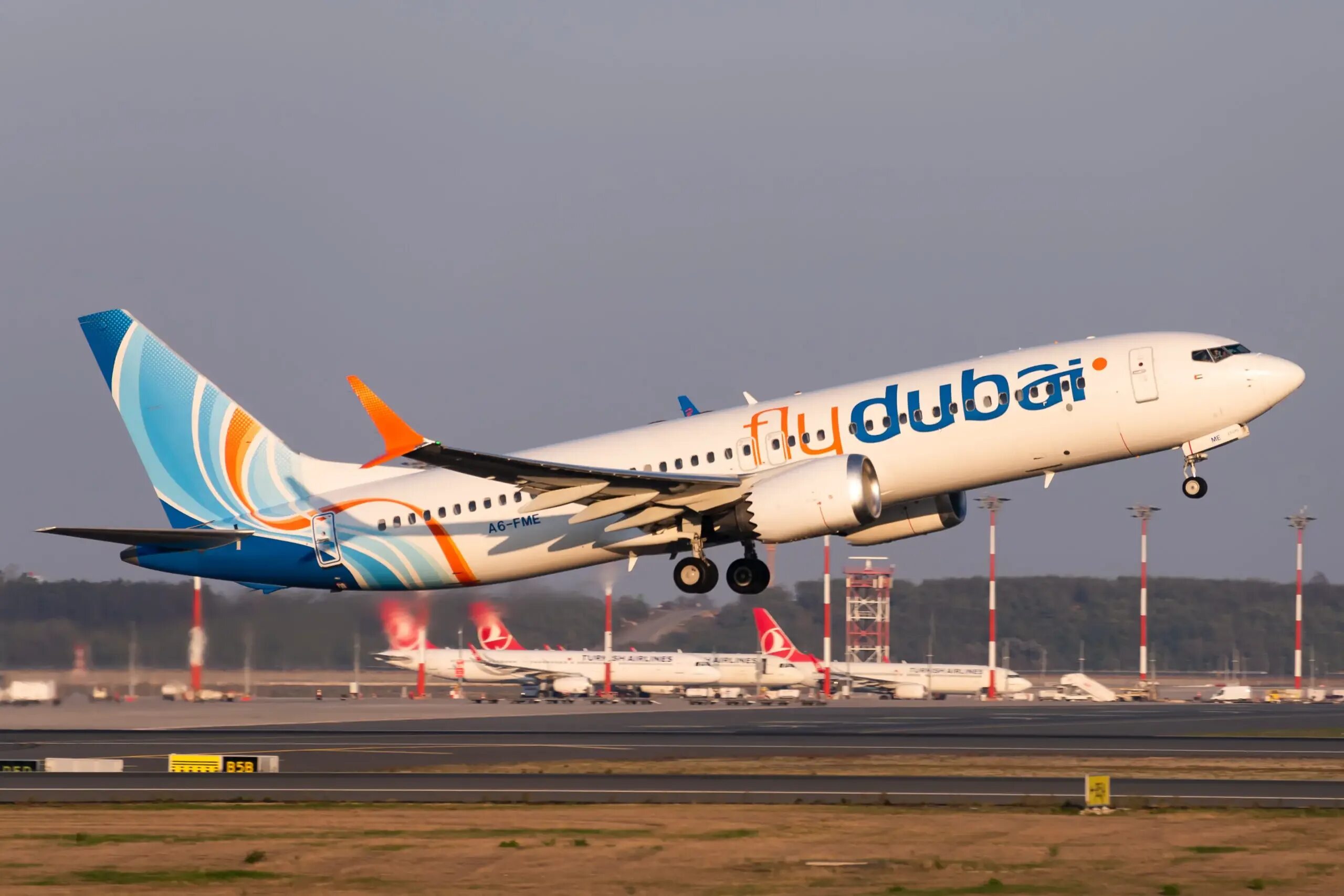 Fly dubai рейс. Боинг 737 Флай Дубай. Самолет 737-800 flydubai. Boeing 737-800 Флай Дубай. Boeing 737 Max 8 flydubai.