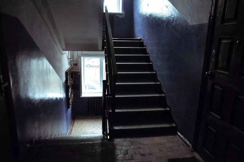 Подъезд эстетика. Темный подъезд. Дверь подъезда ночью. Старый подъезд. Дверь подъезда ночью.