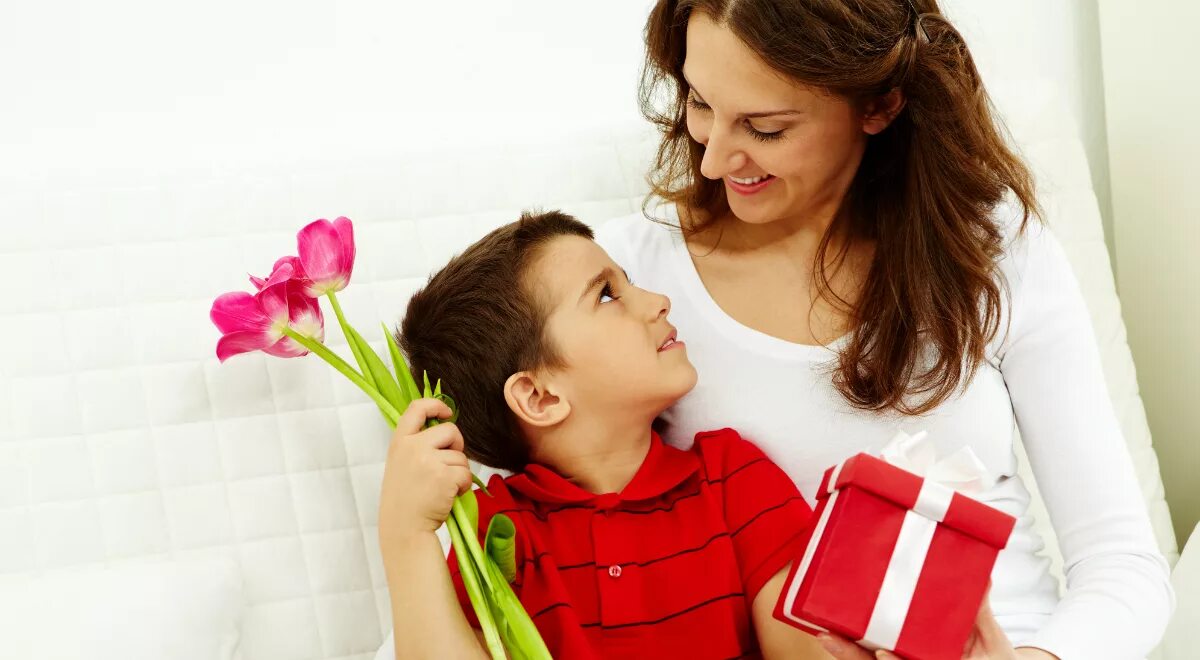 Ребенок дарит цветы маме. Ребенок дарит подарок маме. День матери. Дети поздравляют маму.