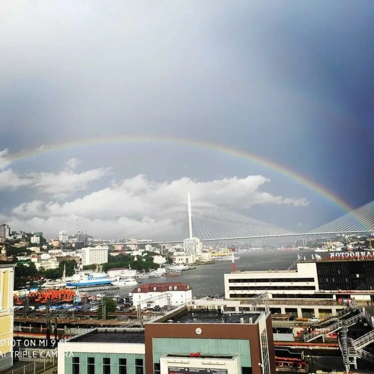 Радуга. Радуга над мостом владивосток. Радуга владивосток. Дождливый владивосток фото. Радуга владивосток.