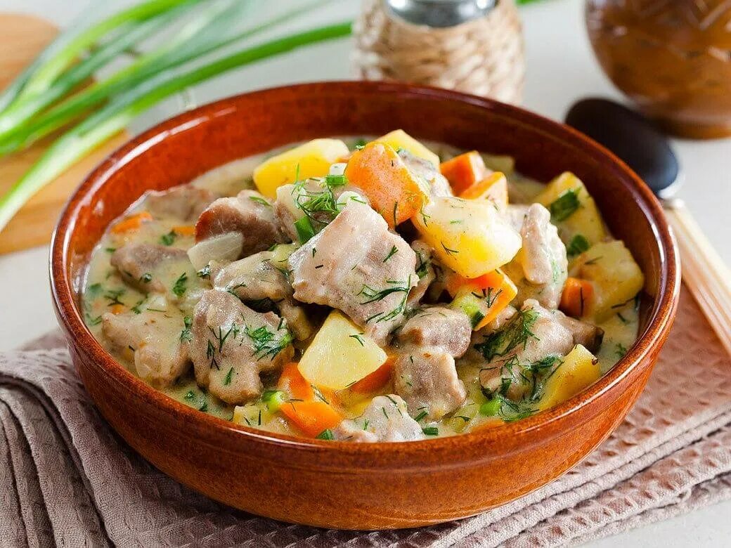 Картофель с овощами в сметане. Картофель с овощами в сметане