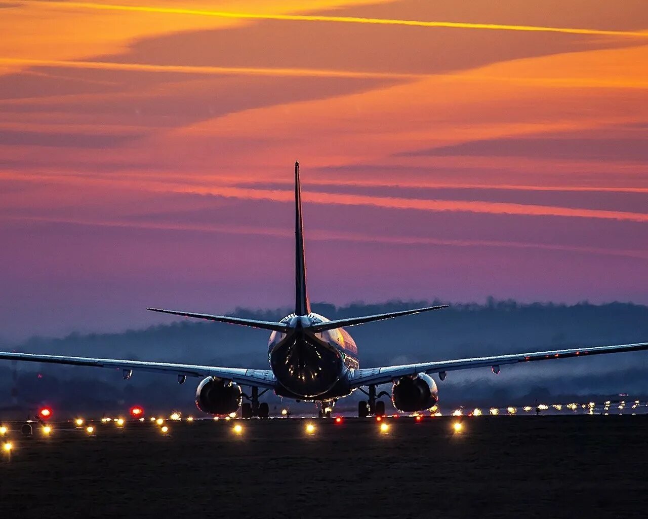 Самолет в 7 вечера. Боинг 737 взлет. Самолет взлетает. Красивый самолет. Обои самолет.