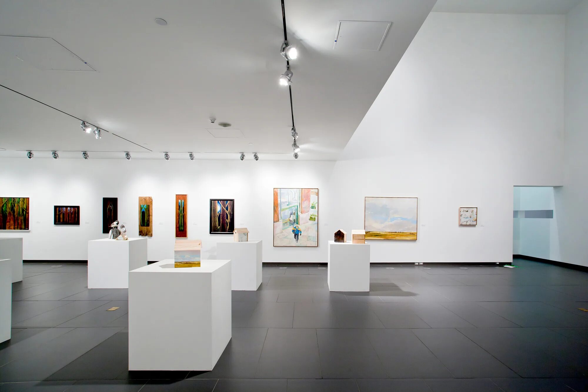 Картинная галерея современного искусства. Современная картинная галерея. Современные художественные галереи. Выставочный зал галерея а3. Современные художественные галереи.