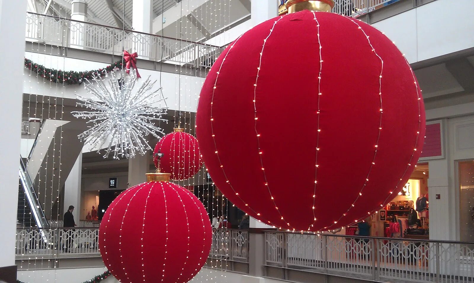 Новогодние шары магазины. Огромные новогодние шары. Новогоднее украшение торгового центра. Шары большие подвесные новогодние. Большие новогодние шары для декора.