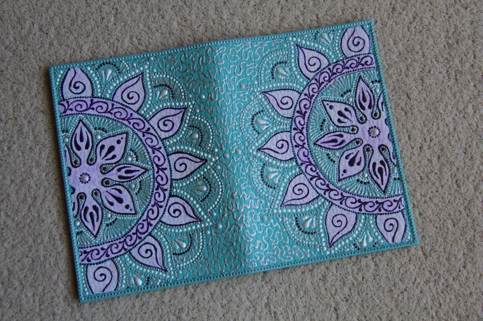 Точечная роспись обложки. Обложки для визитницы. Точечная роспись паспортной обложки. Точечная роспись на коже. Точечная роспись ежедневника.