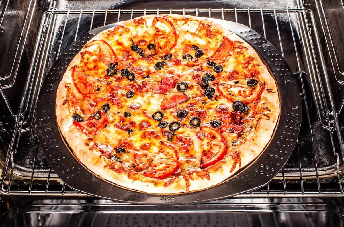 Сделать пиццу в домашних условиях быстро. Пицца в духовке. Пицца домашняя в духовке. Пицца домашняя круглая. Пицца домашняя в духовке вкусная.