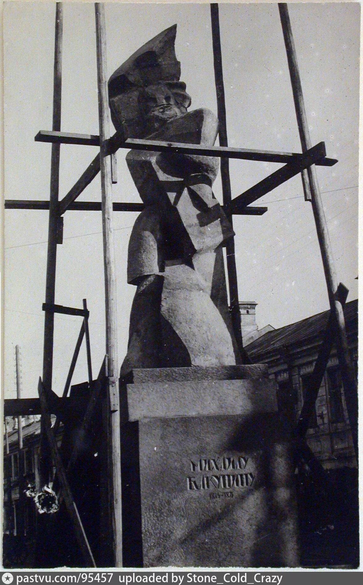 Королёв. Саратове «памятник борцам революции 1905 года» (1925) скульптор королев. Борис королев скульптор 1922. Э. Памятник бакунину (скульптор б.