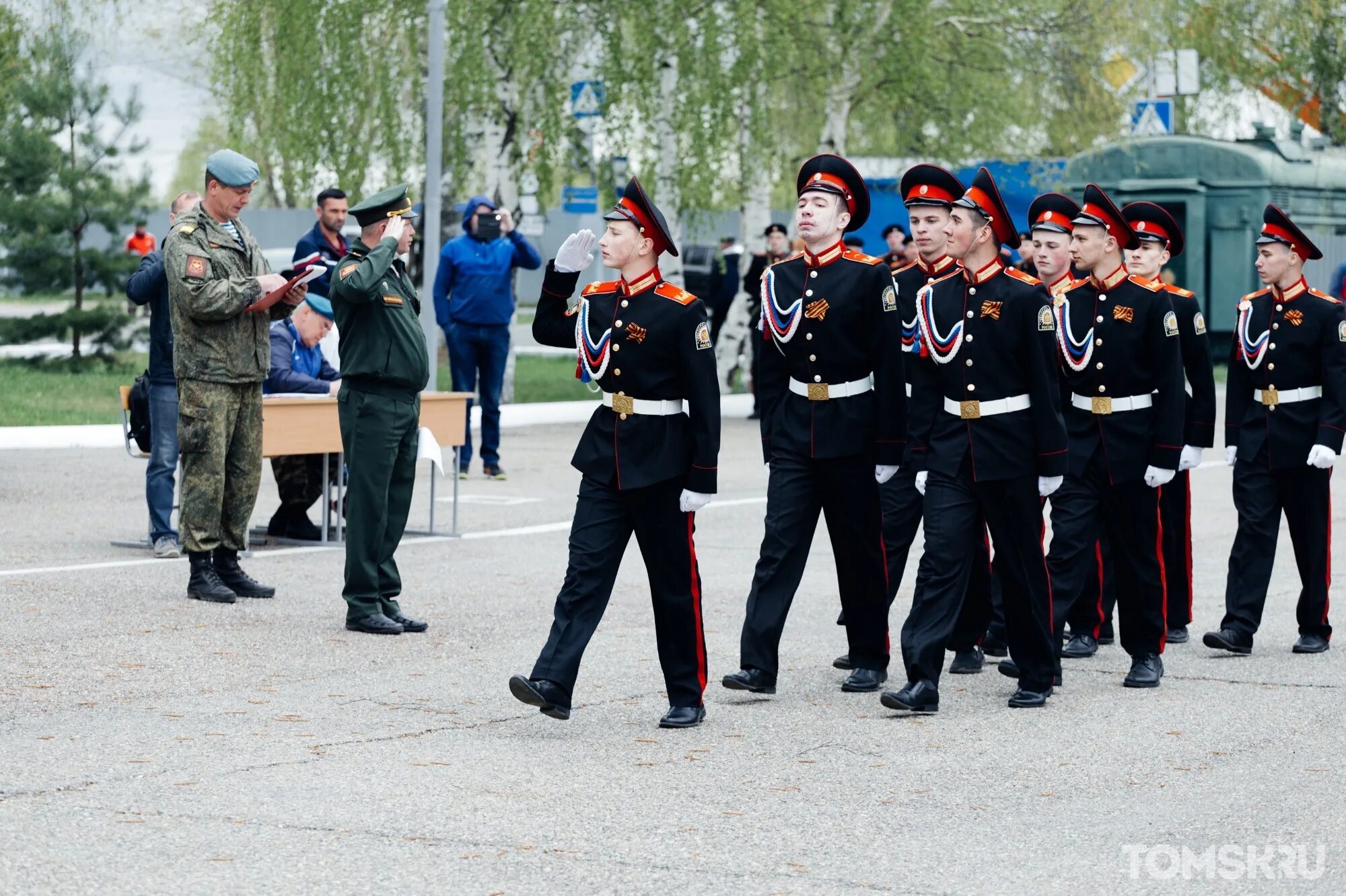 Игра победа автоматы. Военно-спортивная игра победа. Атрибуты для военно спортивной игры. Парад Победы Томск. 9 Мая 2010.