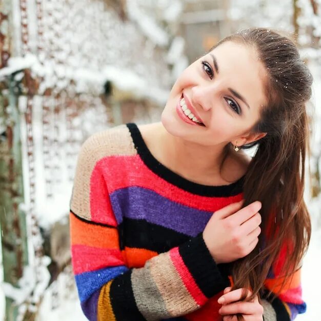 Улыбается 18. Портрет девушки. обычная девушка улыбается. красивая улыбка девушки. красивая девушка в свитере улыбается.